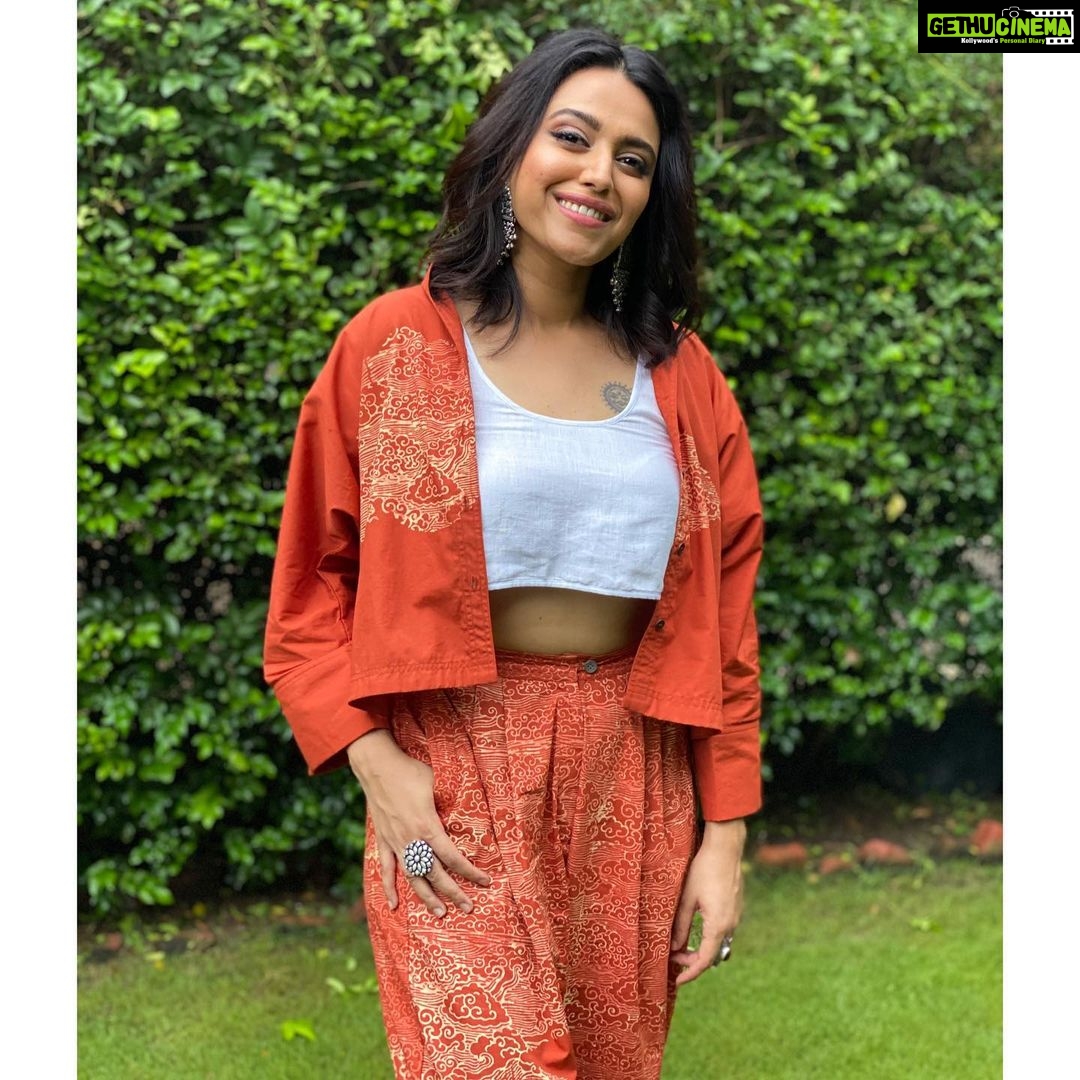 Swara Bhaskar Instagram - Continuing promotions for #flesh #fleshonerosnow in.. Outfit: @wearpoochki Jewellery : @silverstreakstore Styled: @dibzoo Make up: @kaushikanu Hair: @lawangtamang95 Kolhapuris: from Colaba causeway 🥰🥰 #mystyle #boho #comfy #fashion #cotton #atwork