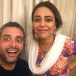 Swara Bhaskar Instagram - कभी कभी शूट करते करते director की हालत कुछ ऐसी हो जाती है। इसमें फ़त्तो आपा का कोई लेना देना नहीं है। #disclaimer #flesh #fleshwebseries #bts #throwback @dontpanic79 @erosnow