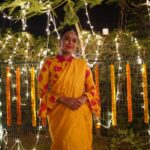Swara Bhaskar Instagram - Diwali par over-dress nahi kiya toh kya kiya?!? ✨🤓 #gharwalidiwali #mornibanke Sari: @baragaon.weaves Blouse piece: @raw_mango Jewelry: @tribebyamrapali 💛💛✨✨💥💥 Delhi