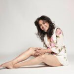 Swara Bhaskar Instagram - Here’s another of the #portfoliobloopers series! Insey ho gaya sexy! 🙈🤷🏾‍♀️🤣 Photography: #tarunvishwa Styled by: @aeshy HMU: @kaushikanu @anukaushikstudio #Delhi #bts #portfolio