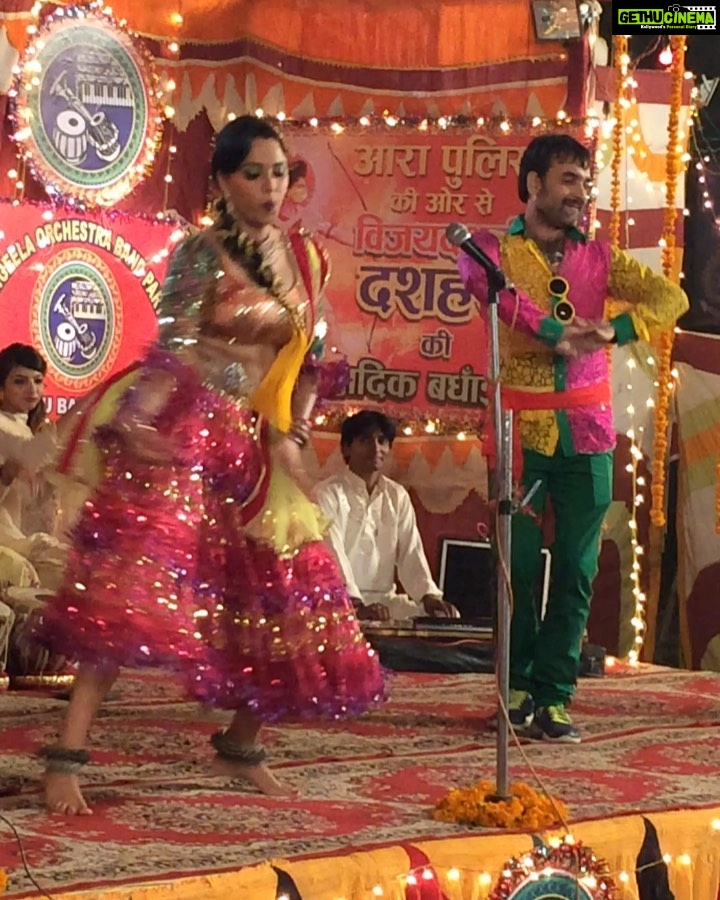 Swara Bhaskar Instagram - Another BTS from #anaarkaliofaarah #dunaliya is a fun song that takes a dark turn and exposes the many fault lines upon which the existence of these dancing troupe girls rests. #SanjaiMishra sir is such a fine and consummate actor that I momentarily felt the vulnerability these girls must feel while we were shooting this scene. @pankajtripathi sir played Rangeela with such thoughtful precision that he is my favourite character in the film. I had a glimpse of Indiaโs normalised โrape cultureโ when in the scene where the VC molests Anaarkali the crowd of junior artists, all locals from the area actually clapped, whistled and laughed ... spontaneously. Yes! Shooting this film taught me SO much! ๐๐ฝ๐๐ฝ๐๐ฝ Thank u @avinashonly @ravi_randhawa00 @sandiip_kapur #RohitSharma #ramkumarsingh @rupacj @bhaskar.chaurasia @stylistsony @arvindkannabiran @shabinakhanofficial ๐๐๐
