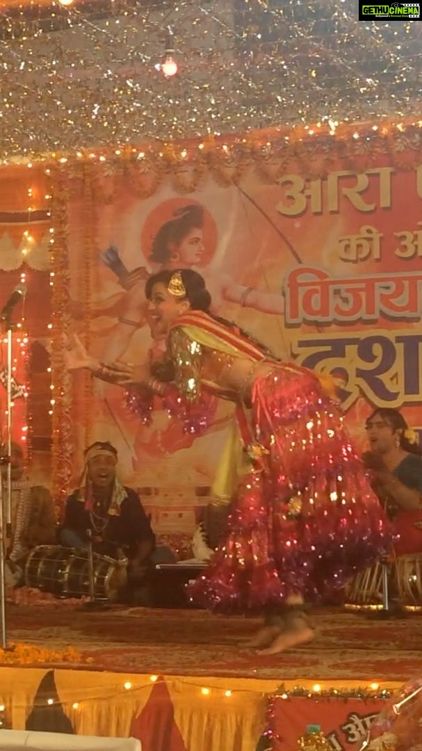 Swara Bhaskar Instagram - BTS Long version from #anaarkaliofaarah shooting in Amroha/Gajraula (Uttar Pradesh) in the कड़ाके की सर्दी of December 2015. I remember being SO cold and freezing away in that lehenga - choli ensemble.. we has just three nights to shoot this whole sequence which was loooong... and complicated and our biggest enemy was the fog! (You can see the haze set in) But it remains one of the most memorable shooting experiences and special films of my career so far! 💜 And the honour of working with iconic actors like #SanjaiMishra sir & @pankajtripathi sir.. oh ho 😍🤩🙏🏽 Thank u @avinashonly @ravi_randhawa00 @sandiip_kapur #RohitSharma #ramkumarsingh @rupacj @bhaskar.chaurasia @stylistsony @arvindkannabiran @shabinakhanofficial 💓💓💓