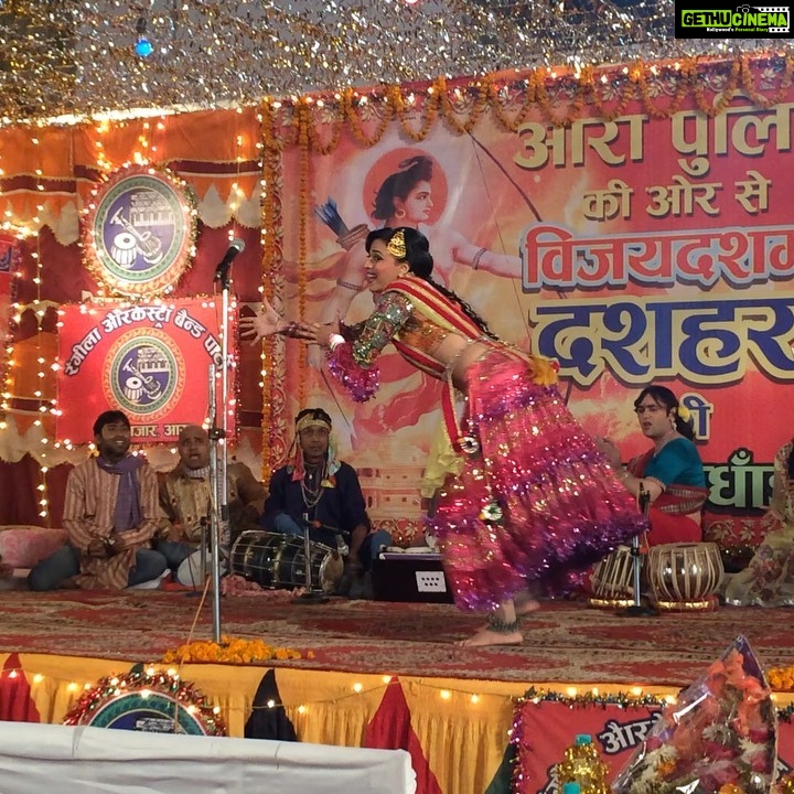 Swara Bhaskar Instagram - BTS from #anaarkaliofaarah shooting in Amroha/Gajraula (Uttar Pradesh) in the कड़ाके की सर्दी of December 2015. I remember being SO cold and freezing away in that lehenga - choli ensemble.. we has just three nights to shoot this whole sequence which was loooong... and complicated and our biggest enemy was the fog! But it remains one of the most memorable shooting experiences and special films of my career so far! 💜 And the honour of working with iconic actors like #SanjaiMishra sir & @pankajtripathi sir.. oh ho 😍🤩🙏🏽 Thank u @avinashonly @ravi_randhawa00 @sandiip_kapur #RohitSharma #ramkumarsingh @rupacj @bhaskar.chaurasia @stylistsony @arvindkannabiran @shabinakhanofficial 💓💓💓