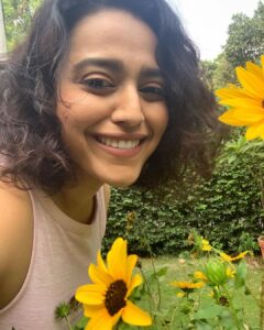 Swara Bhaskar Instagram - No reason for pose. No reason for make up. No reason for smile. 🤓🌻 Happy Tuesday insta fam!