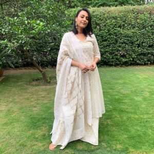 Swara Bhaskar Instagram - Aaaaand she’s back in @niiamhstudio at the first opportunity she got! 🤓🤓🤩🤩 ‘Twas a special day and found this special and gorgeous outfit at @niiamhstudio paired with these lovely earrings from @sanavvijewels 
Hair by @lawangtamang95 ! #festivevibes #partyready