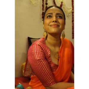 Swara Bhaskar Instagram - Our family had a beautiful reason to celebrate, two weeks ago... my Mama who had reunited with his college sweetheart a few years ago, married her in an intimate, home wedding. Congratulations @shefalika_gandhi and welcome to the fam! 💓
A big thanks to @raw_mango for the gorgeous gota blouse to match this classic sari from one of their earliest collections! Jewellery from my favourite #LadakhArtGallery @shravil22 😍