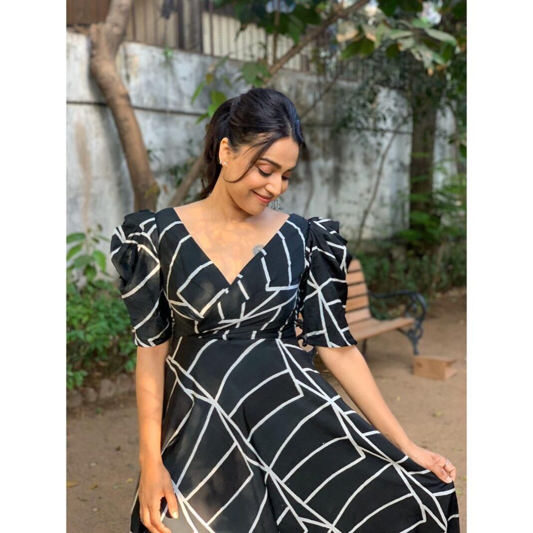 Swara Bhaskar Instagram - A dress with pockets and you are ready for everything! ♥️ Outfit: @_vedikam Styled by: @dibzoo Make up: @devikajodhani Hair: @stylistsony #gameface #dressoftheday #ootd
