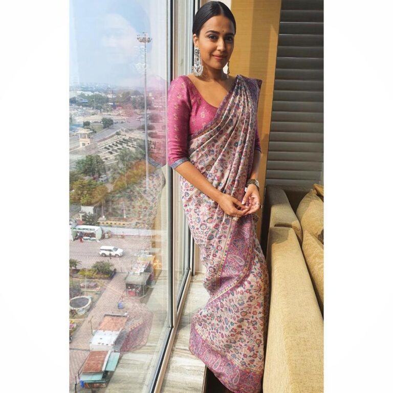 Swara Bhaskar Instagram - CANNOT get over how gorgeous this Kashmiri Kaani weave sari is! Yousuf Bhai from Anantnag in Kashmir roams the big cities of india and visits the houses of his clients and buyers carrying humble bags filled to the brim with the most exquisite weaves and delicate pashminas.. even as his home is in a communication lockdown. Let’s take a moment to ask ourselves why when we enjoy Kashmiri food, Kashmiri spices, Kashmiri textiles, Kashmiri Holidays, Kashmiri kahwa.. why are we so indifferent to Kashmiri people and their lived experiences?!? #wearecomplicit #guiltyshopper Jewelry: @tribebyamrapali @amrapalijewels Make up: @saracapela Hair: @latadsouza_hairstylist