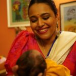 Swara Bhaskar Instagram - A sohar is a traditional song of joy celebrating childbirth in the Awadh and Purvanchal regions. Most sohars have lyrics that celebrate the birth of a boy. We decided to modify the lyrics of this popular Bhojpuri sohar to celebrate the joy of my niece’s birth. 💜✨ Lyrics: जुग जुग जियसु ललनिया, भवनवा के भाग जागल हो.. ललनी लाली होई हे, कुल के अँजोरिया, मनवा में आस जागल हो। आजु के दिनवा सुहावन, रतिया लुभावन लागे हो बबुनी भैय्या के/ होरिला जनमले होरिलवा बड़ी सुंदर हो। नकिया त बाबूजी से अँखिया ह.. अँखियाँ ह माई के हो, ललनी मुहवा ह/ चनवा सूरजवा त सगरो अँजोर भइले हो। सासु सुहागिन बड़ भागिन, अन्न धन लुटावेलि हो; ललनी दुवरे पे / बजेला बधैया .. अंगनवा उठे सोहर हो। नाची नाची गावेली बहिनिया, ललनी के खेलावेली हो.. ललनी हंसी हंसी/ ठिहुकी चलावेली रस बरसावेली हो। जुग जुग जियसु ललनिया, भवनवा के भाग जागल हो.. ललनी लाली होई हे, कुल की अँजोरिया, मनवा में आस जागल हो। Huge thanks to @dilipkpandey ji, @rajshekharis @arunodayprakash sir, @amrit_jnu @dhananjay_kumar_official for their timely help 🙏🏽✨ Video: @joshography23 All other credits: @bhoomilogy 🤗💜 @irabhaskar9 @cudayb