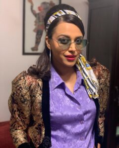 Swara Bhaskar Instagram - “Pehchaanaa? Zeenat!” To quote the inimitable @dollysingh 
A retro 70’s Bollywood themed party calls for swag max! And my saviours -as always to my last minute rescue- @dibzoo @stylistsony Thank you guys for having my back always always ♥️♥️♥️
Shirt, jacket, hairband, shades: @bodements_ 
Shoes: @stevemaddenindia 
Jeans: vintage from #VeereDiWedding #Sakshi ‘s costume पेटी with due permission from Seth ji @rheakapoor 
Styled by: @dibzoo 
Hair: @stylistsony 
Make up: 🙈🙈 hum khud! 
Swag: Zeenat Aman & all the other amazing seventies women who broke tradition and did their own thing!! ♥️🥳
#happybirthdayjavedakhtar sir.