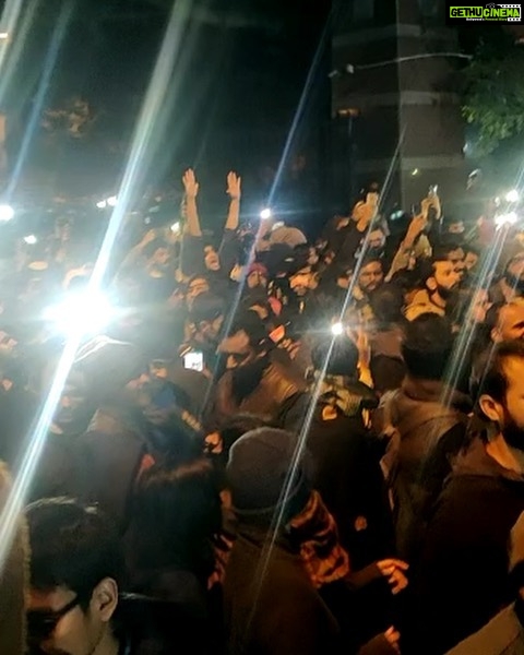 Swara Bhaskar Instagram - My mom is safe. JNU is peaceful for now and the gates are open! BIGGEST and Most HEARTFELT thanks to everyone who reached out today with concern and wishes. Thank you so much! I’m so deeply moved and grateful! Eternal gratitude to the citizen protestors of Delhi who showed up at JNU main gate earlier tonight- you saved JNU! 🙏🏿🙏🏿♥️♥️ Thanks to the media channels and reporters who risked their own safety and showed India and the world what Kind of terror was unleashed today by the politics of hate! “Tum lathi charge karaaogey Tum road block karaaogey Hum paidal chalkar aayengey” To paraphrase @vidushak Again thank you all! Video via @theconsocius Jawaharlal Nehru University - JNU New Delhi