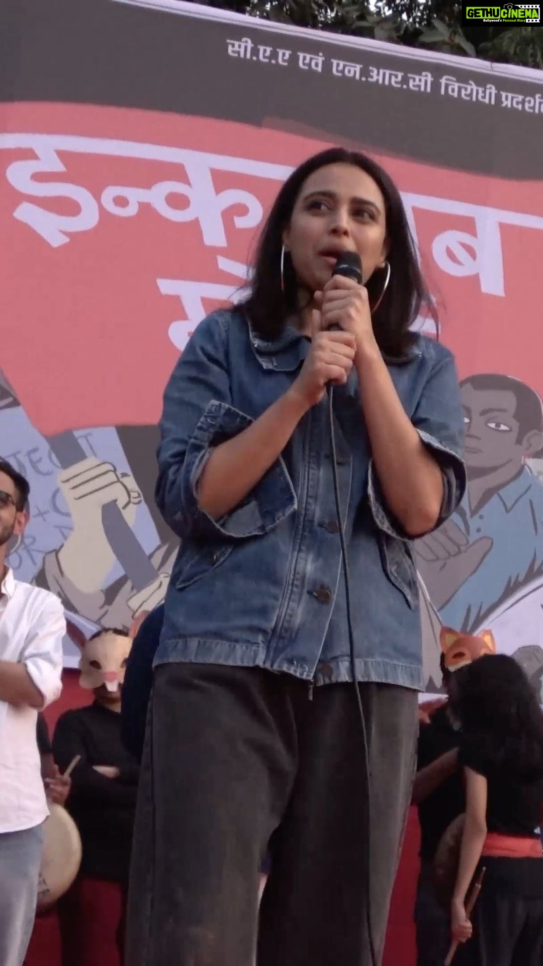 Swara Bhaskar Instagram - Varun Grover @vidushak ‘s powerful poem ‘Hum Kaagaz nahi dikhaayengey’ became our anthem at the CAA-NRC-NPR peaceful protest at Azad Maidaan in Bombay on 27th December 2019. In solidarity! Video shot by @mumb.eye #SatyenBordoloi serial chronicler of people’s movements and protests :) in other words storyteller :)
