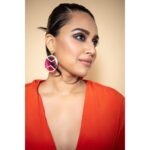 Swara Bhaskar Instagram - At this point The Right is good only as a profile for posing! 🤣🤣🤣🤣🤷🏾‍♀️🤷🏾‍♀️🤷🏾‍♀️ Outfit: @rheapillairastogi Earrings: @varnikaaroraofficial Make up: @saracapela Hair: @jrmellocastro Styled by: @shreejarajgopal Pics: @rishabhkphotography