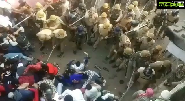 Swara Bhaskar Instagram - This horrifying video of #DelhiPolice thrashing unarmed peaceful protesters in Daryaganj in Delhi on 20th Dec 2019, is a reminder of how India and her people faced the same treatment from colonial British Indian police during our freedom struggle. Let us at this moment in our contemporary history- where protesters face such police brutality- remember Mahatma Gandhi and his Ahimsa and Satyagraha.. Let us not allow these brutalities to provoke us. LET US CONDEMN VIOLENCE IN ALL FORMS. Principled peaceful protest won us our freedom, it is our constitutional right and we will save our constitution through the means of the Mahatma! ज़ुल्मी जब जब ज़ुल्म करेगा सत्ता के हथियारों से चप्पा चप्पा गूंज उठेगा इंक़लाब के नारों से! #indiaagainstcaa #indiaagainstnrc Via @theconsocius