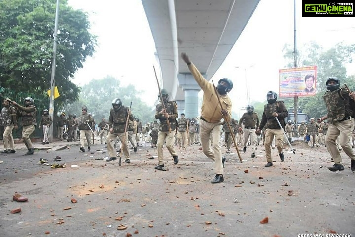 Swara Bhaskar Instagram - This is not #Kashmir This is not #Assam ! This is #Delhi !!!! #OurDemocracy Posted @withrepost • @theconsocius // Democracy ka Tamasha // These policemen, this entire squad is not fighting terrorists, Anti Nationals or Pakistani soldiers, they fired tear gas, pelted stones, used excessive force against..... #students Using some trendy hashtags so that Blind bhakts feel good about how democracy is being crushed and resistance still stands #onthestreets . . . . . . #democracy #incredibleindia #indianpolice #india #studentlife #instadaily #instagood #picoftheday