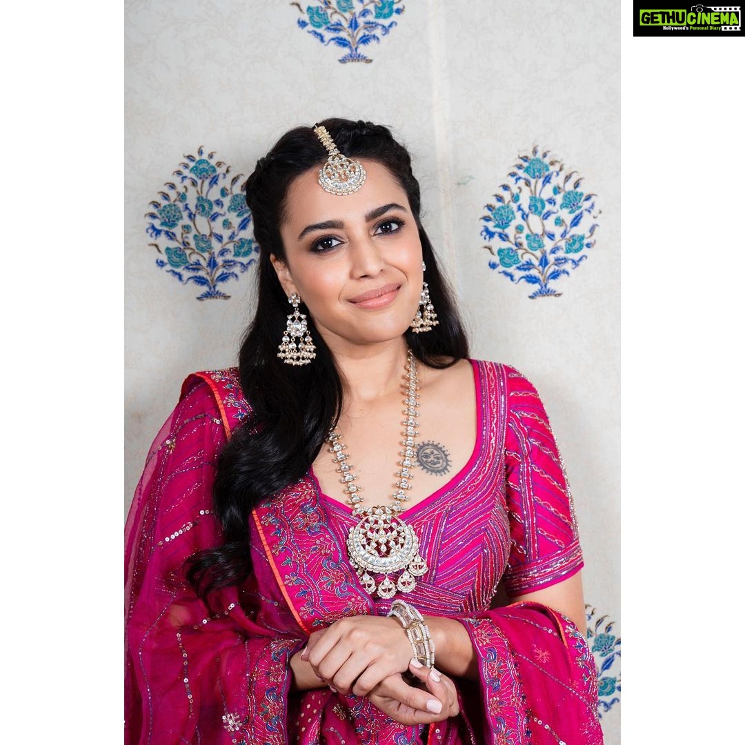 Swara Bhaskar Instagram - My #arrangedmarriage wali pic!!! 😎🥳🤷🏾♀️ All set for #MalooWedsPhiloo in Outfit: @jade_bymk Jewellery: @amrapalijewels Styled by: @dibzoo Make up: @snehajrathi @beautybysnehajrathi Hair: @stylistsony Pics: @jaipur_ka_batman Assisted by: @jojo_wheelie #slaytheday #slayteam #shaadiseason #shaadi #jadebymonicaandkarishma #indianwedding #fashion #indianfestivewear Jaipur