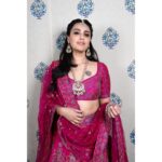 Swara Bhaskar Instagram - Not my wedding.. but dressed like it is !!! 🤣😍🤷🏾‍♀️ All set for #MalooWedsPhiloo in Outfit: @jade_bymk Jewellery: @amrapalijewels Styled by: @dibzoo Make up: @snehajrathi @beautybysnehajrathi Hair: @stylistsony Pics: @jaipur_ka_batman Assisted by: @jojo_wheelie #slaytheday #slayteam #shaadiseason #shaadi #jadebymonicaandkarishma #indianwedding #fashion #indianfestivewear Jaipur