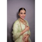 Swara Bhaskar Instagram - Celebration ready for Devansh & Nandini’s wedding reception in Outfit: @raw_mango Necklace: @anmoljewellers Mangtika & ring: @gbtbetrue Flower ring: @amrapalijewels Styled by: @dibzoo Make up: @devikajodhani Hair: @stylistsony Pics: @rishabhkphotography #barjatyafamily #rajshriproductions