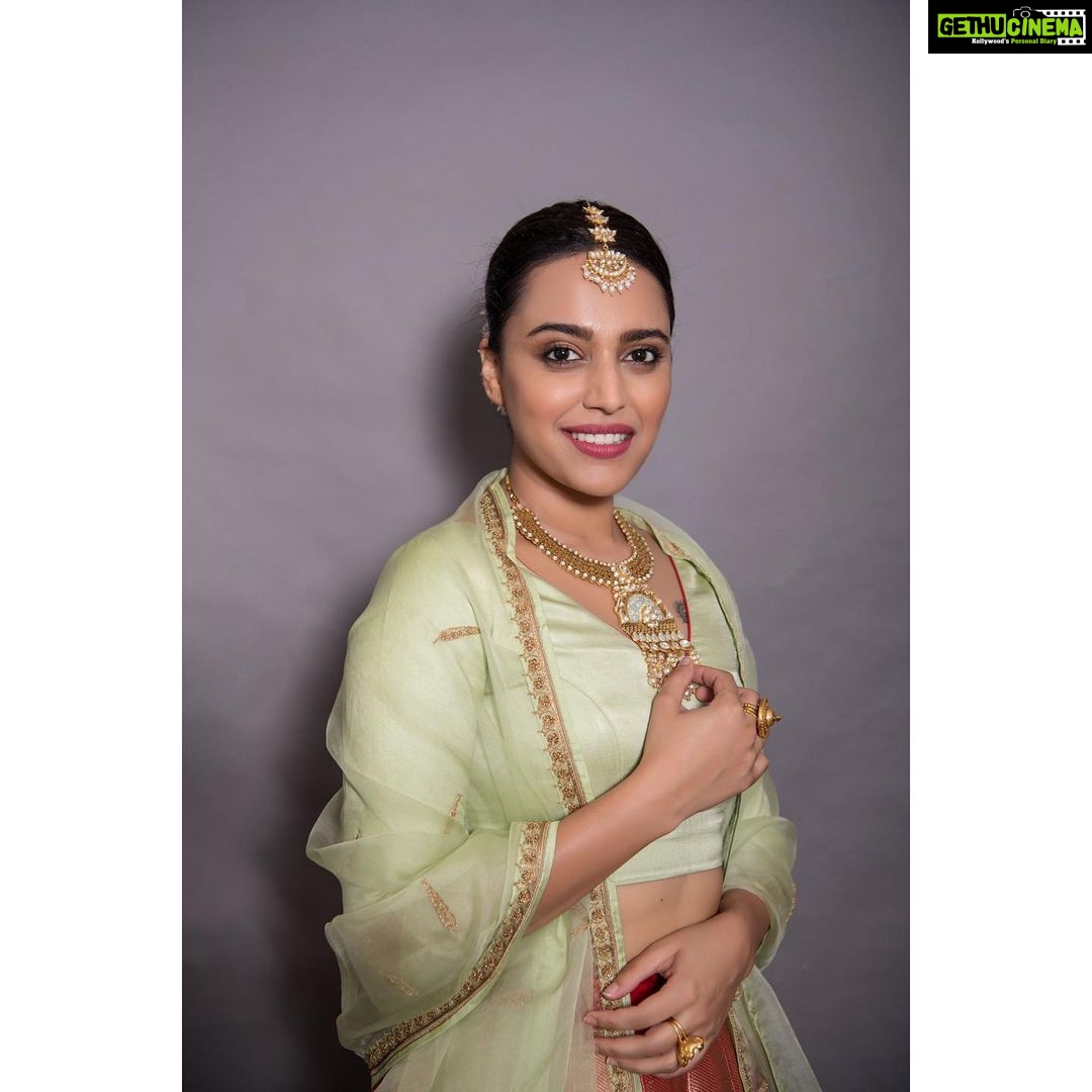Swara Bhaskar Instagram - Celebration ready for Devansh & Nandini’s wedding reception in Outfit: @raw_mango Necklace: @anmoljewellers Mangtika & ring: @gbtbetrue Flower ring: @amrapalijewels Styled by: @dibzoo Make up: @devikajodhani Hair: @stylistsony Pics: @rishabhkphotography #barjatyafamily #rajshriproductions