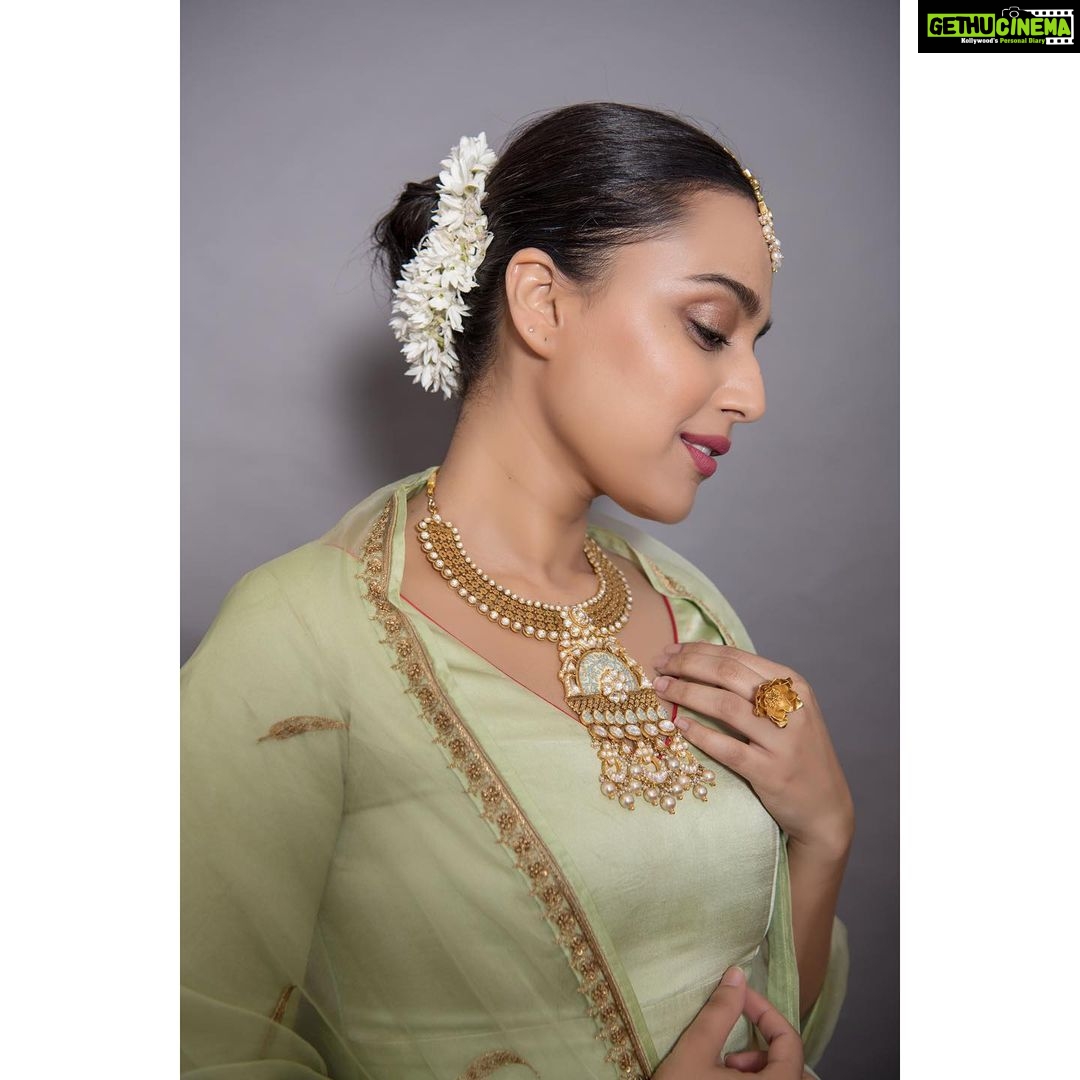 Swara Bhaskar Instagram - Celebration ready for Devansh & Nandini’s wedding reception in Outfit: @raw_mango Necklace: @anmoljewellers Mangtika: @gbtbetrue Flower ring: @amrapalijewels Styled by: @dibzoo Make up: @devikajodhani Hair: @stylistsony Pics: @rishabhkphotography #barjatyafamily #rajshriproductions
