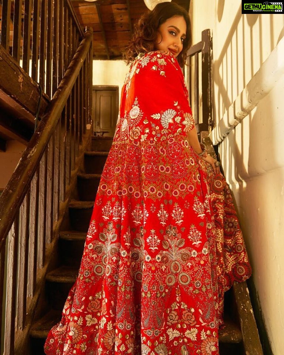 Swara Bhaskar Instagram - Browse the @azafashions magazine at magazine.azafashions.com, or pick up a copy soon at the Aza stores. Outfit: @anamikakhanna.in Accessories: @sangeetaboochra Photography: @gary_dean_taylor Stylist: @dibzoo Creative Direction: @gopalikavirmani Make-Up: @saracapela , Hair: @jrmellocastro PR: @think_ink_communications