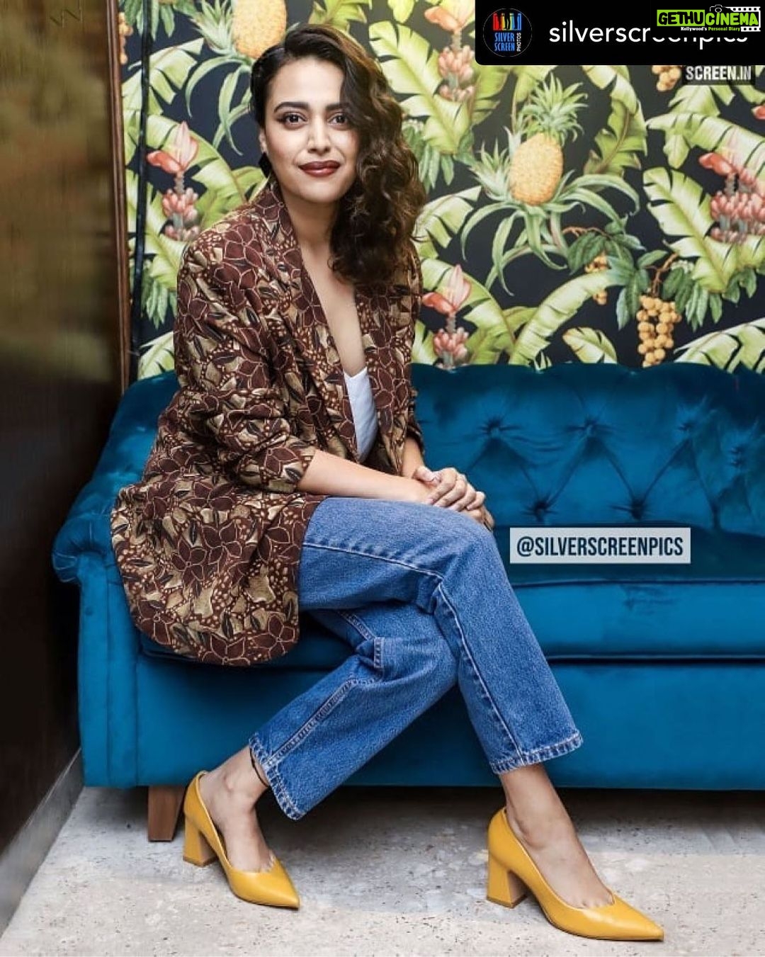 Swara Bhaskar Instagram - The shoes are big for me.. I discovered by the end of the evening.. but they look sooooo good! Hain na @dibzoo 🤣 Gorgeous #vintage vibes jacket from @bodements_ - now available online - which you guys MUST check out! Make up by the amazing @snehajrathi @beautybysnehajrathi Hair by the lovely @stylistsony Styled by Zen guru and style diva @dibzoo 🤣🤣🤣 #gameface #slayteam