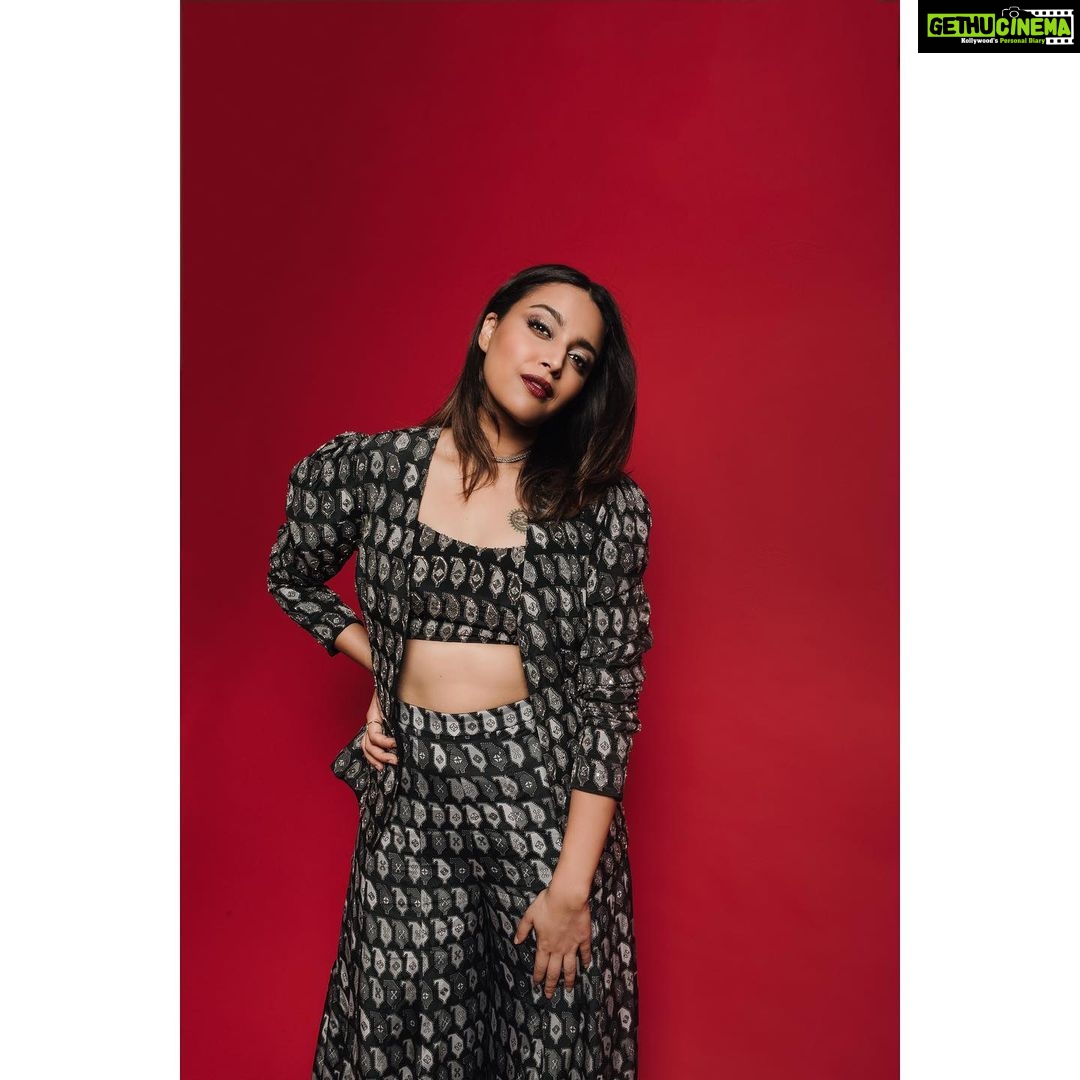 Swara Bhaskar Instagram - “I'm a bitch, I'm a lover I'm a child, I'm a mother I'm a sinner, I'm a saint I do not feel ashamed” #meredithbrooks #unapologetic Outfit: @svacouture Jewellery: @ayanasilverjewellery Styled by: @shreejarajgopal HMU: @manjarisinghofficial Pics: @lensthing #eventing #alifeinpose