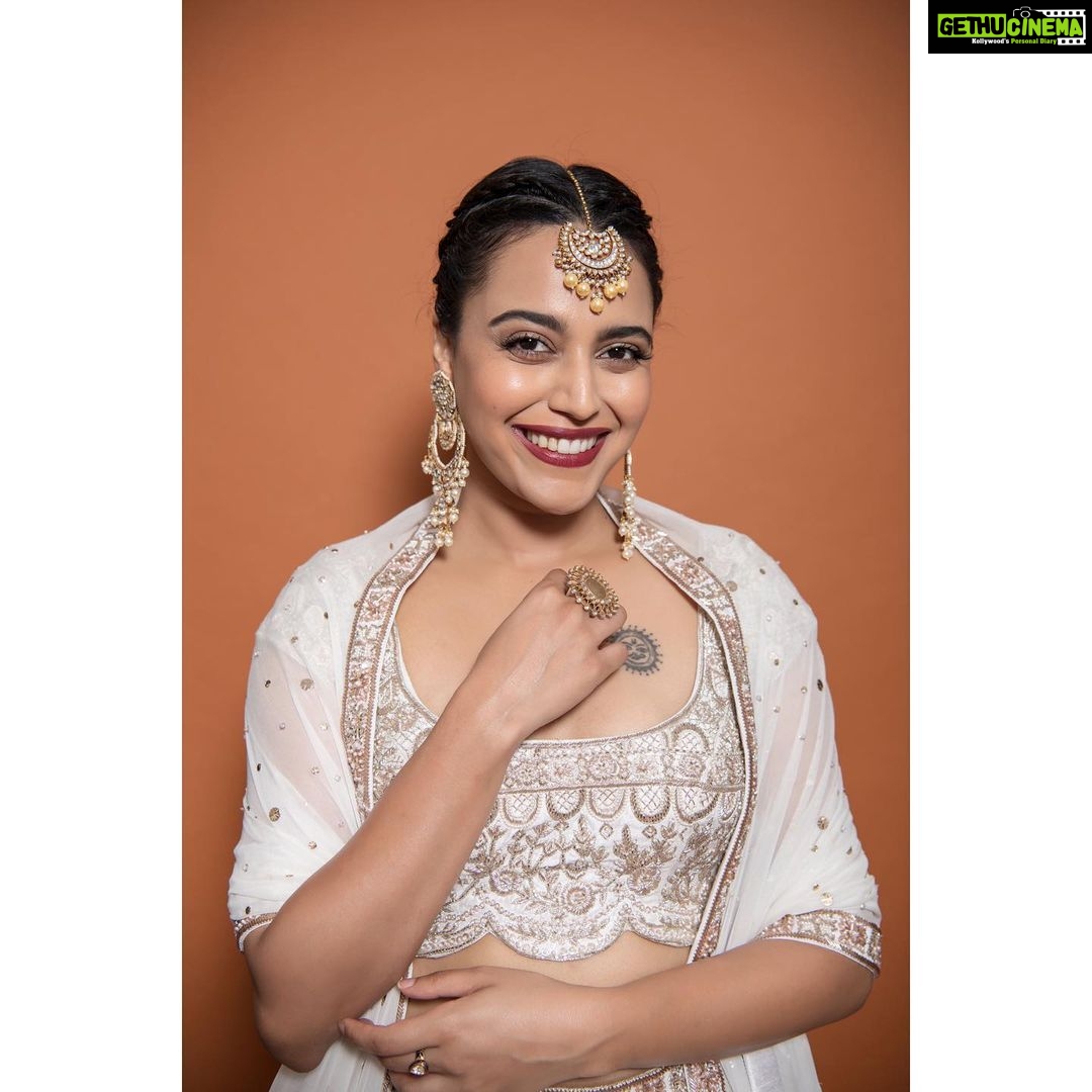 Swara Bhaskar Instagram - “Tum itna jo muskura rahey ho..” Outfit: @avvantikaasparwani Eaarings & maangtika: @minerali_store Ring: @purabpaschim Saved and styled by: @dibzoo Make up: @snehajrathi @beautybysnehajrathi Hair: @stylistsony Pics: @rishabhkphotography These guys are just 😍😍😎😎 Thank you’ll for making me a swan! 🦢 #slayteam
