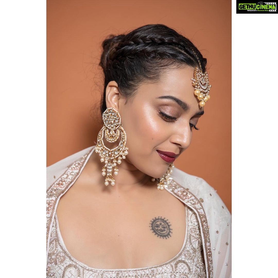 Swara Bhaskar Instagram - “Dikhaayi diye yun..” Outfit: @avvantikaasparwani Eaarings & maangtika: @minerali_store Ring: @purabpaschim Saved and styled by: @dibzoo Make up: @snehajrathi @beautybysnehajrathi Hair: @stylistsony Pics: @rishabhkphotography These guys are just 😍😍😎😎 Thank you’ll for making me a swan! 🦢 #slayteam