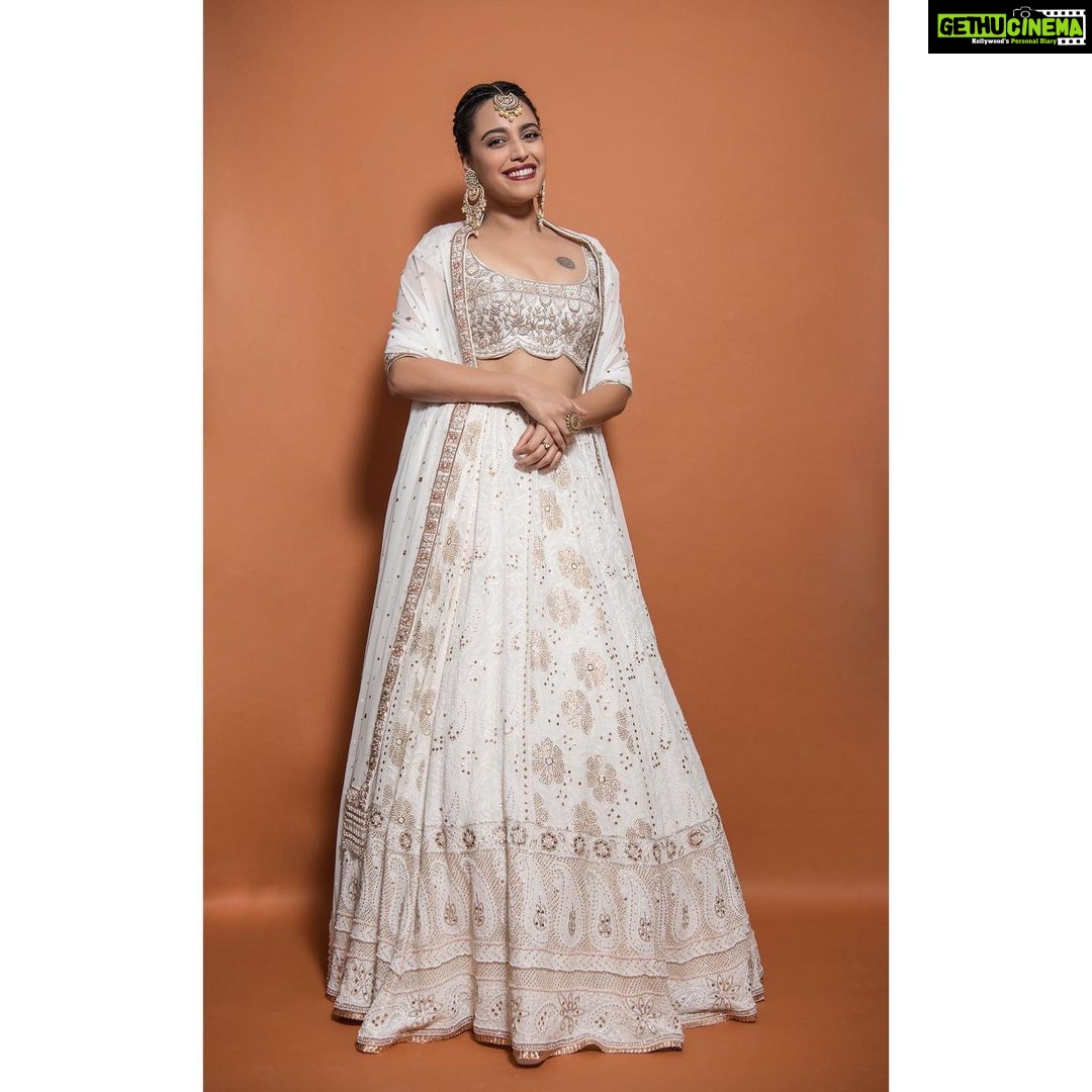 Swara Bhaskar Instagram - All set for my amazzzzzing & fave chhota bachchaa @jahanviparekh17 βs sangeet! π₯³π₯³ππ in Outfit: @avvantikaasparwani Eaarings & maangtika: @minerali_store Ring: @purabpaschim Saved and styled by: @dibzoo Make up: @snehajrathi @beautybysnehajrathi Hair: @stylistsony Pics: @rishabhkphotography These guys are just ππππ Thank youβll for making me a swan! π¦’ #slayteam