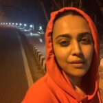 Swara Bhaskar Instagram - Raat ke dhaii bajey.. sunsaan sadak.. smog aur pradooshan sey phephadey jamm gaye hain.. saans nahi li jaa rahi.. magar.. Instagram upload chaloo hai! 🙄🤓🙈🤷🏾‍♀️ #vanity #narcissistalert New Delhi