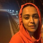 Swara Bhaskar Instagram – Raat ke dhaii bajey.. sunsaan sadak.. smog aur pradooshan sey phephadey jamm gaye hain.. saans nahi li jaa rahi.. magar.. Instagram upload chaloo hai! 🙄🤓🙈🤷🏾‍♀️ #vanity #narcissistalert New Delhi