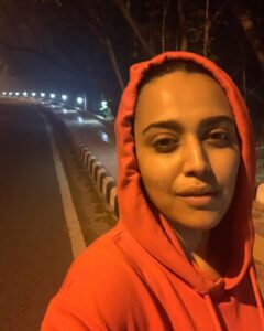Swara Bhaskar Instagram - Raat ke dhaii bajey.. sunsaan sadak.. smog aur pradooshan sey phephadey jamm gaye hain.. saans nahi li jaa rahi.. magar.. Instagram upload chaloo hai! 🙄🤓🙈🤷🏾‍♀️ #vanity #narcissistalert New Delhi