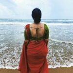 Swara Bhaskar Instagram - Goodbye Shivangi! तुम ज़रूरत से ज़्यादा भली हो। ऐसा करो.. मुझे थोड़ी सी अपनी अच्छाई दे दो.. और थोड़ी मेरी बुराई ले लो। :) कमल सर, मुझे शिवांगी सौंपने के लिए आजीवन आभार। विनोद जी इस कहानी को पैर देने के लिए आभार। 🙏🏽✨ #itsawrap🎬 #filmwrap #jahaanchaaryaar @kamalpandey_7 @bachchan.vinod @jahaanchaaryaar