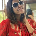Swara Bhaskar Instagram - Sunday morning meetings are for bright colours, no make up and oversized shades that disguise those Unslept undereyes! Shirt: @silqthelabel Shades: vintage @emiliopucci Insomnia: ALL MINE! #workingweekend #workingweekendhacks