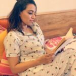 Swara Bhaskar Instagram – Books & Bed, Life is Good ❤
Spending some ‘me time’ today wearing this super cute and comfortable nightsuit from @clovia_fashions