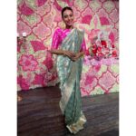 Swara Bhaskar Instagram - #throwback to #GanpatiGoodbyes Sari & blouse: @raw_mango Jewellery: @amrapalijewels (earrings & flower shaped ring) and @minerali_store (kadaa & round ring) Styled by : @dibzoo Make up: @bhaskar.chaurasia Hair: @shaikh.tahimeena ♥️🙏🏿🙌🏾