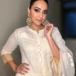 Swara Bhaskar Instagram - All geared up for the day’s event. Hosting a celebration #rememberingrajivgandhi #rajivgandhi75 in #Delhi Outfit: @anolishahdesigninc Jewellery: @purabpaschim Styled by: @dibzoo HMU: @manjarisinghofficial #gameface #nothinglikeindianfestive Yamuna Velodrome , I.G. Stadium, New Delhi