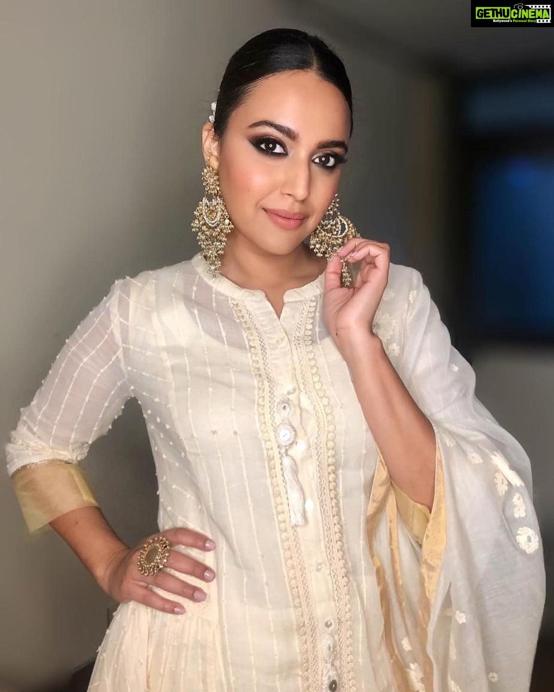 Swara Bhaskar Instagram - All geared up for the day’s event. Hosting a celebration #rememberingrajivgandhi #rajivgandhi75 in #Delhi Outfit: @anolishahdesigninc Jewellery: @purabpaschim Styled by: @dibzoo HMU: @manjarisinghofficial #gameface #nothinglikeindianfestive Yamuna Velodrome , I.G. Stadium, New Delhi