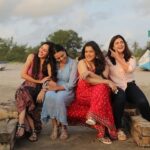 Swara Bhaskar Instagram - A day full of laughter and gossip & hansi mazaak for the chaar yaar ❤️ #jahaanchaaryaar @shikhatalsania , @poojachopraofficial and @mehervij786 . . . @bachchan.vinod, @jahaanchaaryaar, @kamalpandey723, @soundarya.production Goa