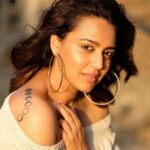 Swara Bhaskar Instagram - 🙏🏿♥️ Posted @withrepost • @abhishekzenphotography A casual photoshoot with the beautiful Swara Bhaskar, one of the most talented actresses of the Indian film industry. @reallyswara #boldandthebeautiful #sunshinegirl #casualshoot #nofilter #unedited #fujifilmxt2 #thegirlwiththetattoo #backtothemoon #goldenglow