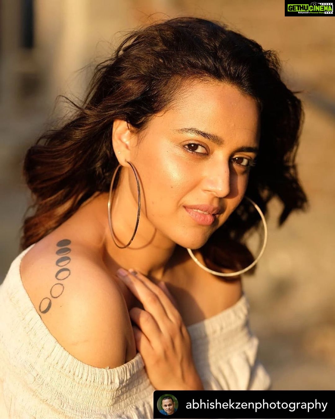 Swara Bhaskar Instagram - 🙏🏿♥️ Posted @withrepost • @abhishekzenphotography A casual photoshoot with the beautiful Swara Bhaskar, one of the most talented actresses of the Indian film industry. @reallyswara #boldandthebeautiful #sunshinegirl #casualshoot #nofilter #unedited #fujifilmxt2 #thegirlwiththetattoo #backtothemoon #goldenglow