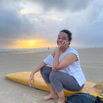 Swara Bhaskar Instagram - Back at the beach after two days of a downpour! Ive always been a mountain person but I think the beach is growing on me ☺️🌞⛱️⛅ There are also some friendly doggos around.. Here is one three legged darling 😍 Clicks: @abbasmorbiwala Goa