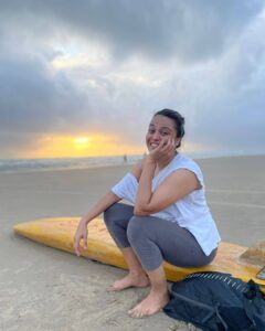 Swara Bhaskar Instagram - Back at the beach after two days of a downpour! Ive always been a mountain person but I think the beach is growing on me ☺️🌞⛱️⛅
There are also some friendly doggos around.. Here is one three legged darling 😍
Clicks: @abbasmorbiwala