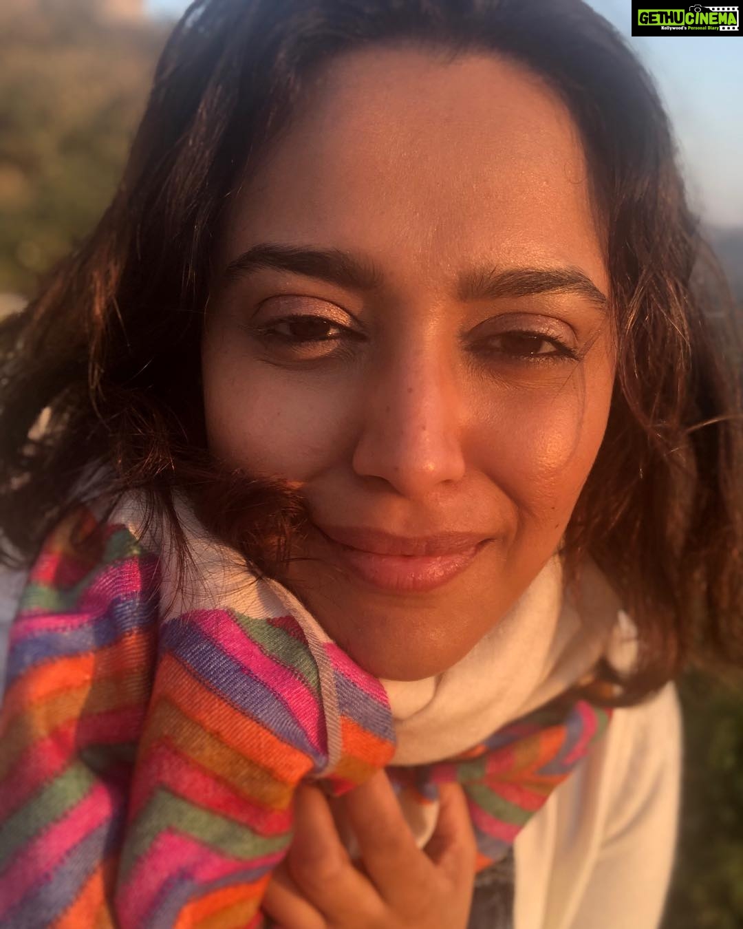 Swara Bhaskar Instagram - Thank you SO much Muba & Manjot And Team @andraabkashmir #Andraab for this beautiful ‘Kaani Chevron stole’.. I love it! 🙌🏾🙌🏾🙌🏾🥰🥰🥰 Guys check out the finest rarest cashmere shawls, stoles and scarves made using weaving techniques from 15th Century Persia.. original and #madeinkashmir .. pure and magical! Store details in pictures! ❣️❣️❣️ #cashmere #pashmina #fashion #handmade #tradition #heritage #art #kashmir