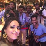 Swara Bhaskar Instagram – Thank youuuuuuuu to all these patient gentlemen of the Bombay #papparazzi for waiting for me till soooo late and apologies for the delay!!!! 🙏🏿🙏🏿🙏🏿🙏🏿🙏🏿 Thanks @lilkub @media.raindrop for facing the questions 🤣🤣🤣🙈🙈🙈🙈 I promise you’ll some real embarrassing candid pics in the future 🤣🤣🤣🤣 #toughjobs