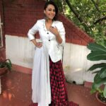 Swara Bhaskar Instagram - Heading to the #ndtvyuva2018 conclave in @mohammed.mazhar.official with jewellery from my eternal favourite @apalabysumitofficial & shoes from the amazzzzing @aprajitatoorofficial .. Styled by @dibzoo make up: @makeupbypoojagosain Hair: @lawangtamang95 #eventready #fashion #swarabhaskar #swarabhasker