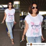 Swara Bhaskar Instagram - When u get unexpectedly papp’d at the airport and piggy on ur T-shirt is more formally dressed than u! 🤣🤣🤣 #ComfortRules in @colourmemadflipflops What do u say @aeshy ?! 😈🙈