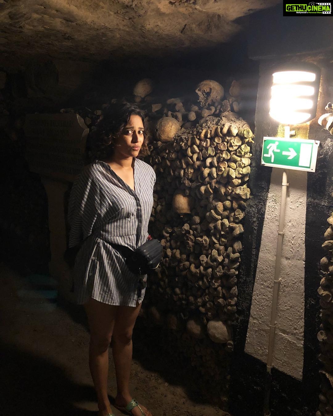 Swara Bhaskar Instagram - Customary tourist pic with the long dead.. because you know.. kabr mein bhi hum #Instagram update karengey! #compulsiveinstagrammer 🙈🙈🙈🤦🏾♀️🤦🏾♀️🤦🏾♀️🤣🤣🤣🤣 Take a tour of the #CatacombsOfParis with me on my InstaStory.. its up now! #travelgram #Paris #macabre Catacumbes Paris