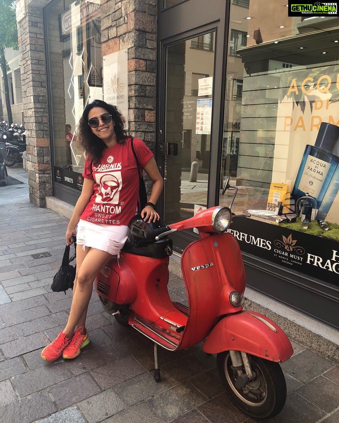 Swara Bhaskar Instagram - Found the perfect pose prop to match this amazzzzing #phantomsweetcigarettes tee, found for meeeeee by @aeshy This tee is an ode to all the 90’s kids out there!!!!! And for those who don’t know #phantomsweetcigarettes u don’t know what u have missed !! 😱😱😱😱😱 #storyofageneration #travelgram #travelstyle #vespa Lugano, Switzerland